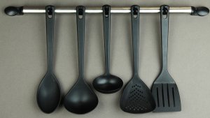 Usuń czarną plastikową łopatkę z kuchni – może być niebezpieczna