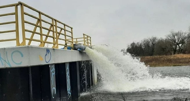 Wrocławskie RZGW interwencyjne odpompowuje wodę z Kanału Granicznego