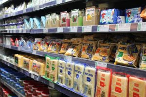 Plastikowe opakowania żywności dominują. 40 proc. z nich można usunąć lub zastąpić
