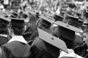 Warszawa. Ratusz sfinansował pracownikom studia na Collegium Humanum. Teraz odsuwa ich od zasiadania w radach nadzorczych
