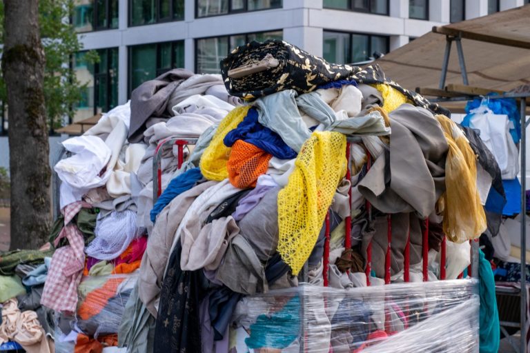 Zużyte tekstylia tylko do PSZOK? Specjalne kontenery wystawią nieliczne miasta