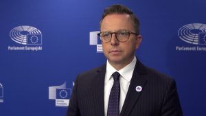 Polscy europosłowie chcą rewizji zakazu sprzedaży aut spalinowych od 2035 roku