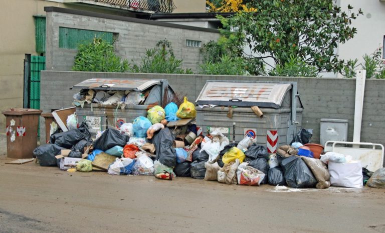 Kosowo. Prisztina ogłosiła stan wyjątkowy z powodu niewywożenia z miasta śmieci
