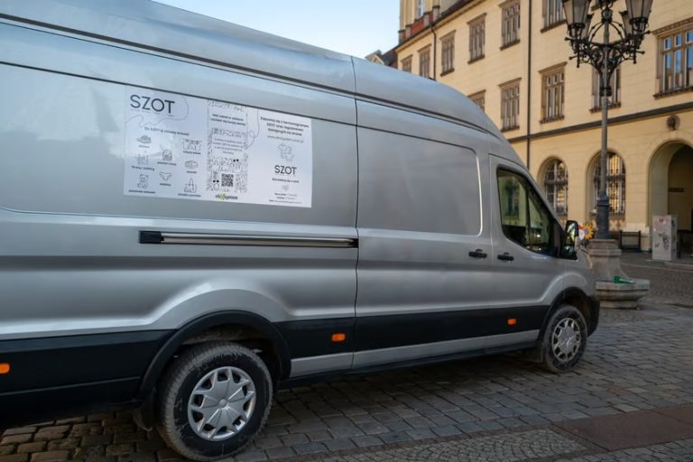 Wrocław uruchamia SZOT, czyli Samochód Zbierający Odzież i Tekstylia