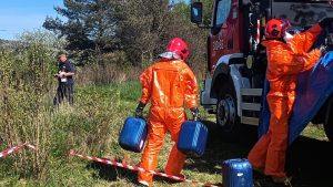 Niebezpieczne odpady porzucone w Kielcach i Kranowie; służby prowadzą dochodzenie