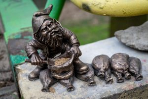 Krasnal Raciworek – symbol powodziowej solidarności stanął we Wrocławiu
