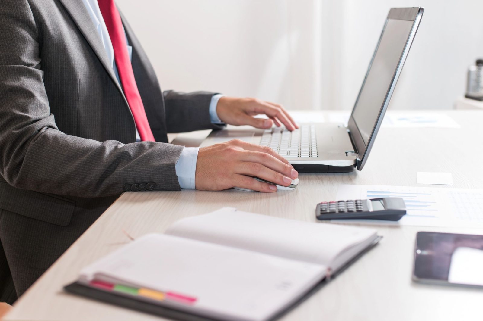 Korupcja menadżerska i nadużycia inspektorów ochrony środowiska. CBA zatrzymało pięć osób