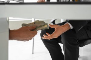 Zatrzymanie byłego naczelnika w związku z podejrzeniem korupcji