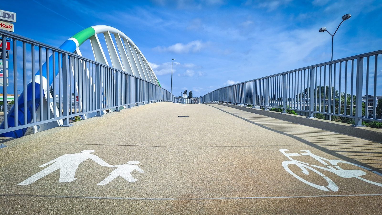 Kolorowy łuk nad ul. Struga. Nowa kładka w Szczecinie już otwarta