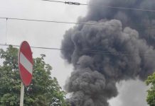 Pożar składowiska opon w Toruniu. Nad miastem unoszą się kłęby czarnego dymu