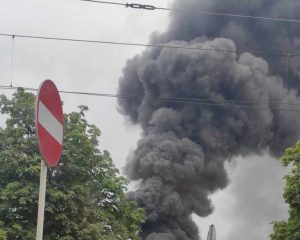 Pożar składowiska opon w Toruniu. Nad miastem unoszą się kłęby czarnego dymu