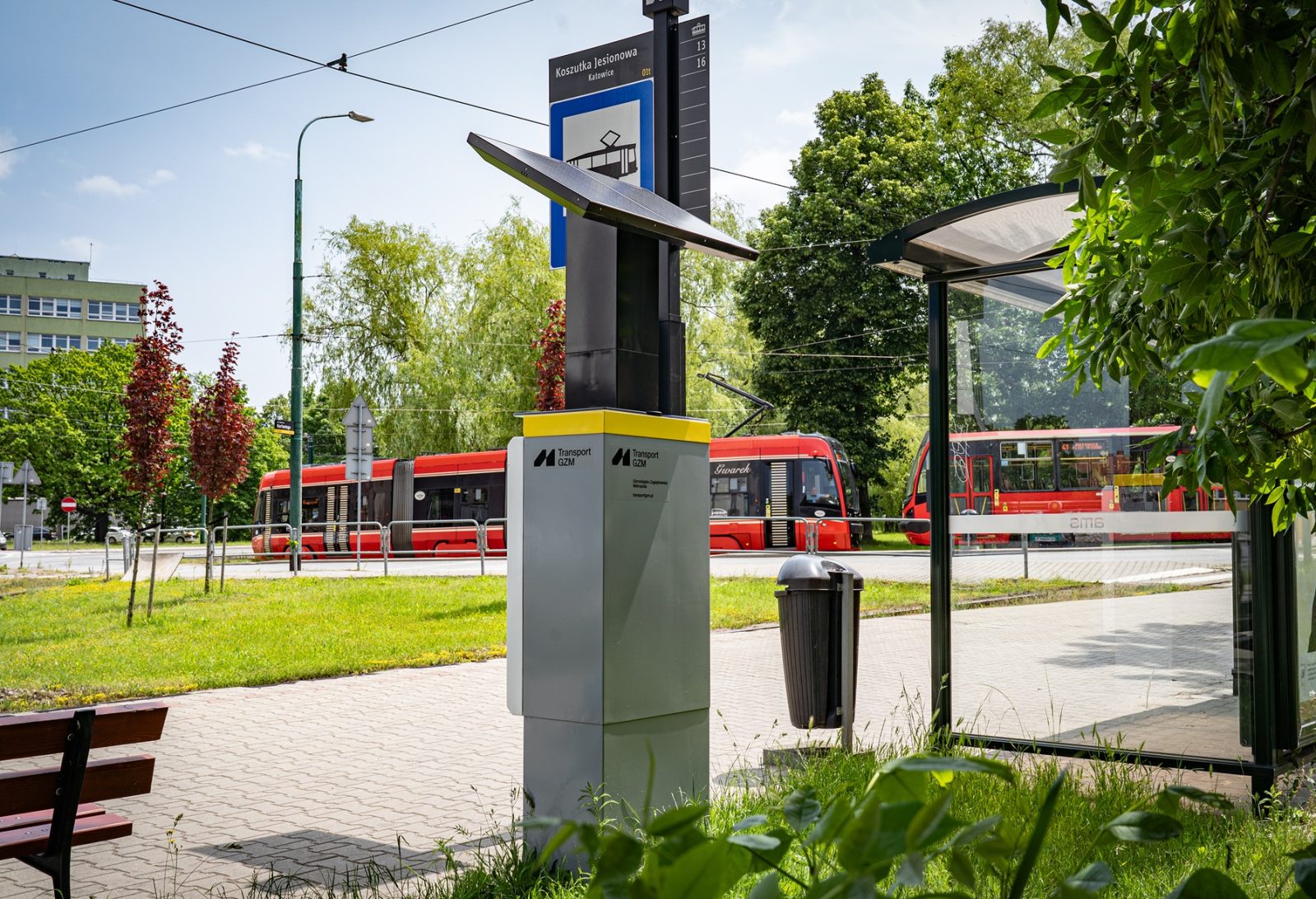 Śląskie. W Metropolii pojawiły się 132 nowe solarne biletomaty