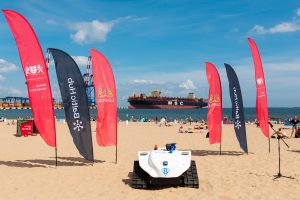 Autonomiczny robot sprzątający plażę na Stogach w Gdańsku