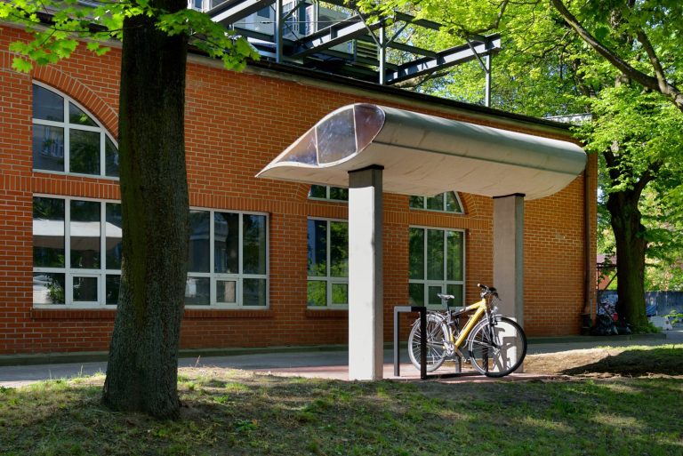 Gdańsk. Na kampusie PG stanęła wiata rowerowa z łopaty turbiny wiatrowej