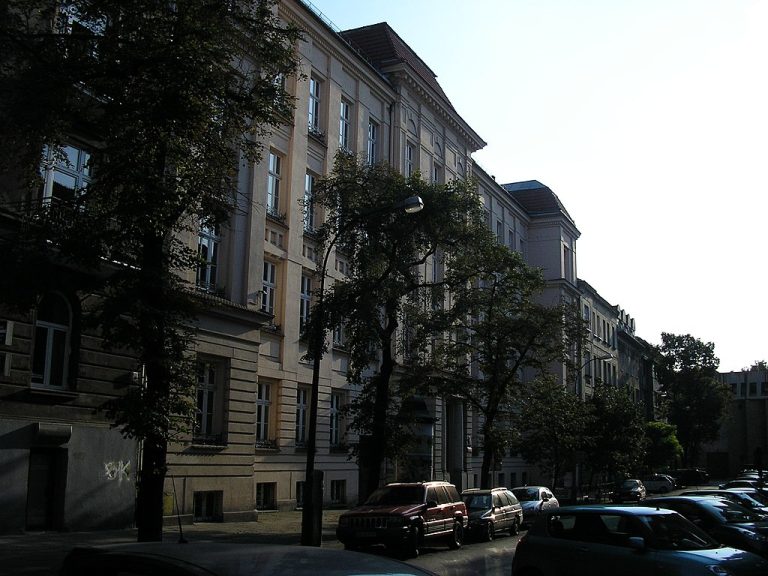 Kraków podnosi stawki za parkowanie. Mieszkańcy z Kartą Krakowską zapłacą mniej, ale pod jednym warunkiem