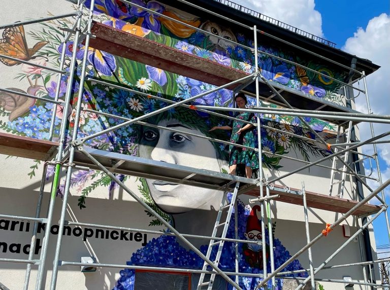 Konopnicka z muralu – nowy budynek szkoły w Lipinach łączy sztukę z edukacją