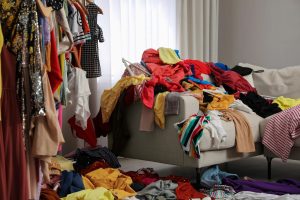 Rosną góry odpadów tekstylnych. UE i branża tekstylna wspierają działania na rzecz zrównoważonych ubrań. Fast fashion w odwrocie?