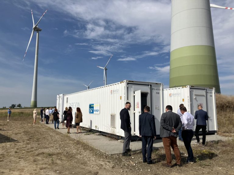 Magazyny energii to jedyna droga? Polski lider transformacji wykorzystuje je na potęgę