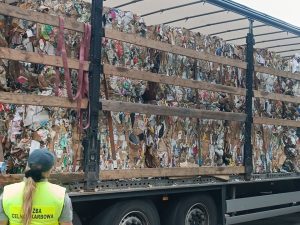 25 ton nielegalnych odpadów ze Szwecji zatrzymane przez KAS i WIOŚ