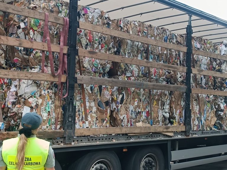 25 ton nielegalnych odpadów ze Szwecji zatrzymane przez KAS i WIOŚ