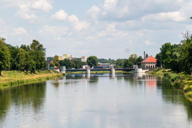 Kolejne prace przy umocnieniach brzegowych Nysy Kłodzkiej