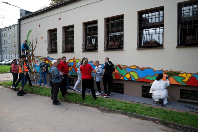 Mural solidarności na elewacji budynku Stowarzyszenia „Bonitum” we Wrocławiu