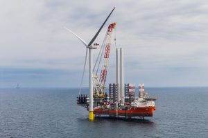 Są pierwsze turbiny z polskimi gondolami na farmie wiatrowej Baltic Power