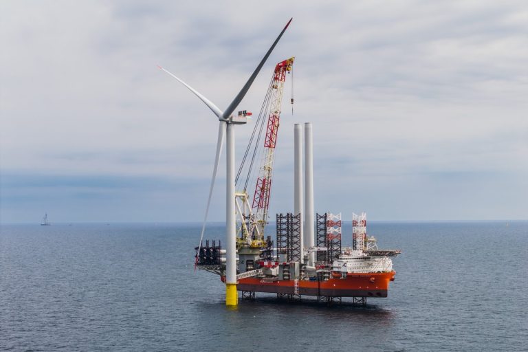 Są pierwsze turbiny z polskimi gondolami na farmie wiatrowej Baltic Power
