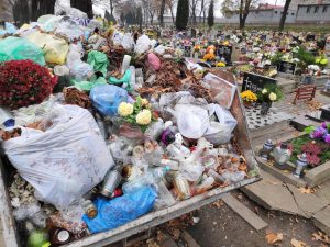 Po 1 listopada na wysypiska trafia ok. 120 tys. ton odpadów cmentarnych