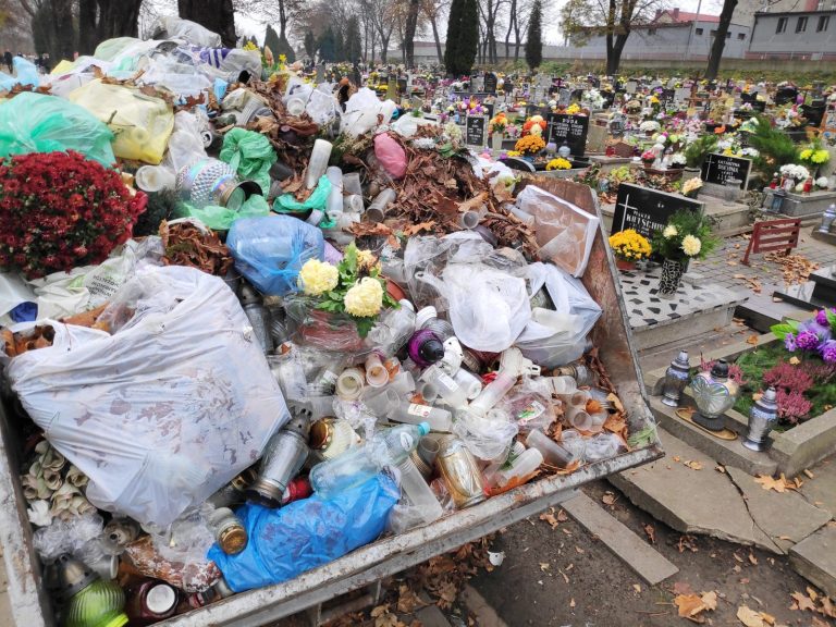 Po 1 listopada na wysypiska trafia ok. 120 tys. ton odpadów cmentarnych