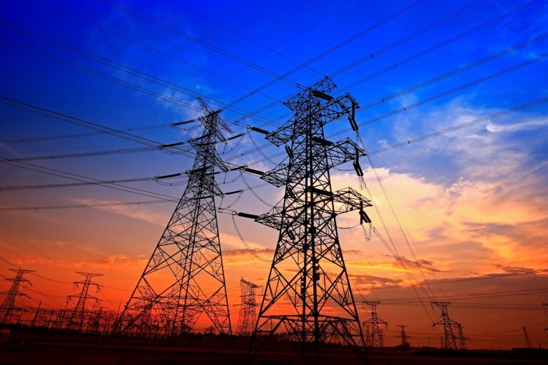 Spółki energetyczne koncentrują się na inwestycjach w stabilne sieci. Bez tego nie da się przejść na OZE