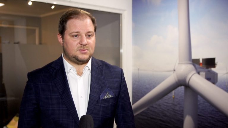 Tempo przechodzenia na OZE w Polsce wciąż pozostawia wiele do życzenia. Zaangażowanie dużego biznesu może je przyspieszyć