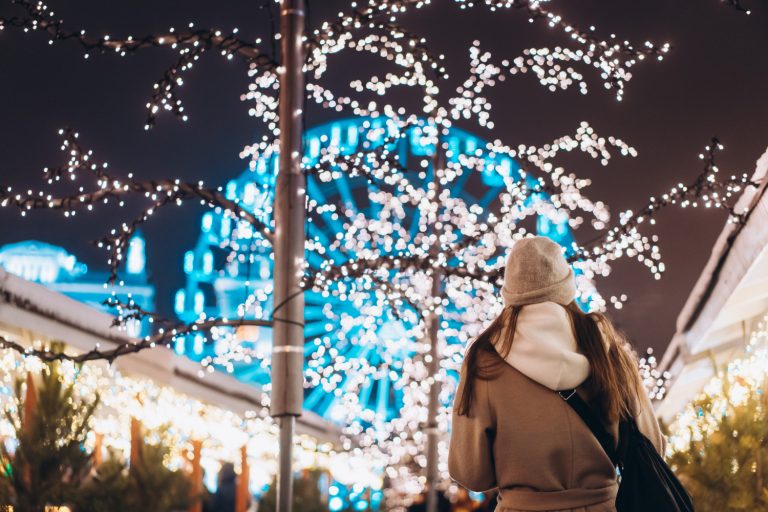 Rozświetlać czy przyciemniać? Świąteczne iluminacje w czasach kryzysu nocy