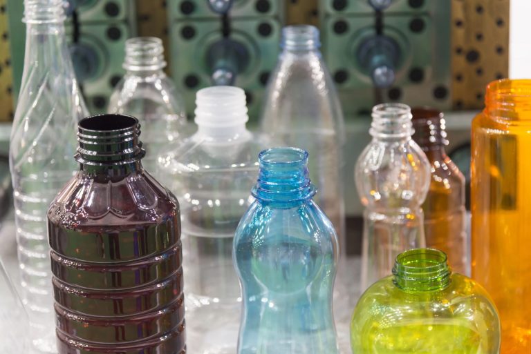 Więcej elastyczności i więcej kontrowersji? Co przyniesie nowe podejście UE do recyklatu w opakowaniach?