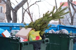 Gdzie wyrzucić papier po pieczeniu albo rozbitą bombkę? Oto świąteczny poradnik segregacji