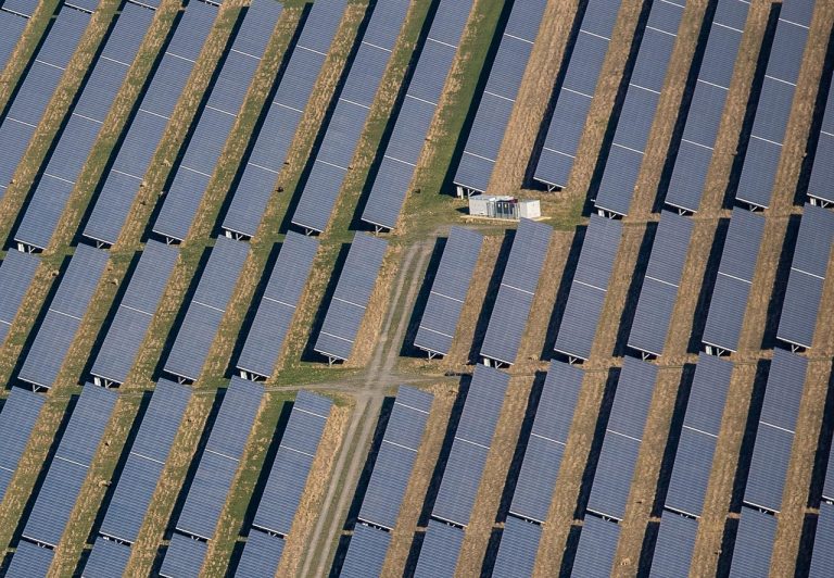 Energia odnawialna coraz wyraźniej wypiera paliwa kopalne