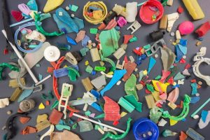 23 stycznia - Dzień bez opakowań foliowych. Eksperci IOŚ-PIB ostrzegają: Mikroplastik z opakowań niszczy zdrowie i klimat