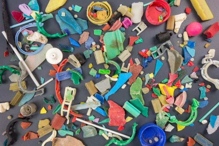 23 stycznia - Dzień bez opakowań foliowych. Eksperci IOŚ-PIB ostrzegają: Mikroplastik z opakowań niszczy zdrowie i klimat
