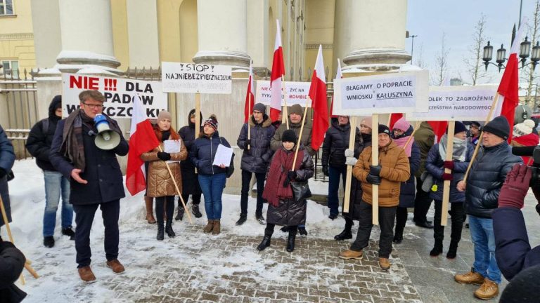 Warszawa. Mieszkańcy gminy Kałuszyn apelują do wojewody o pomoc w utylizacji składowiska odpadów