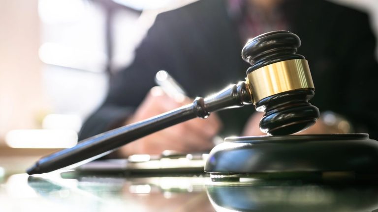Mafia śmieciowa. 57-latek oskarżony. Grozi mu 15 lat
