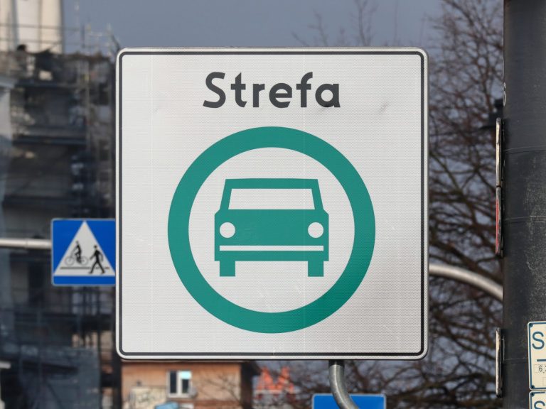 Znaki SCT i wandalizm. Kraków walczy nie tylko ze smogiem