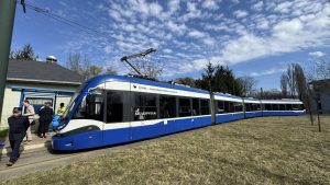 W krakowskich tramwajach pojawią się defibrylatory. To projekt w budżecie obywatelskim