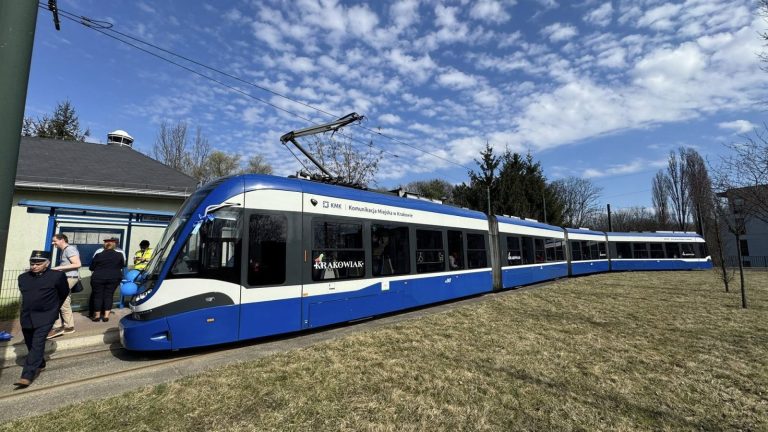 W krakowskich tramwajach pojawią się defibrylatory. To projekt w budżecie obywatelskim