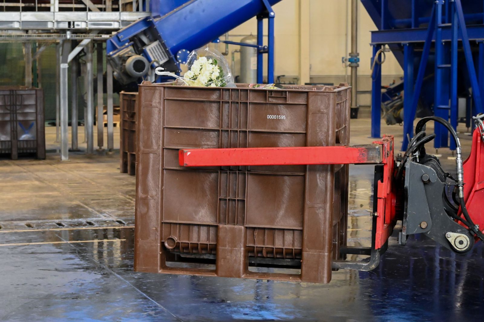 Bezpieczne opróżnianie: stabilne połączenie z płozami w skrzyniopaletach CB3 High umożliwia bezpieczne i efektywne opróżnianie za pomocą obrotnic. Zdjęcie: Grupa Craemer