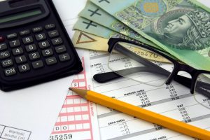 Dlaczego opłaty za wywóz śmieci schodzą na dalszy plan? Oto hierarchia domowych wydatków Polaków