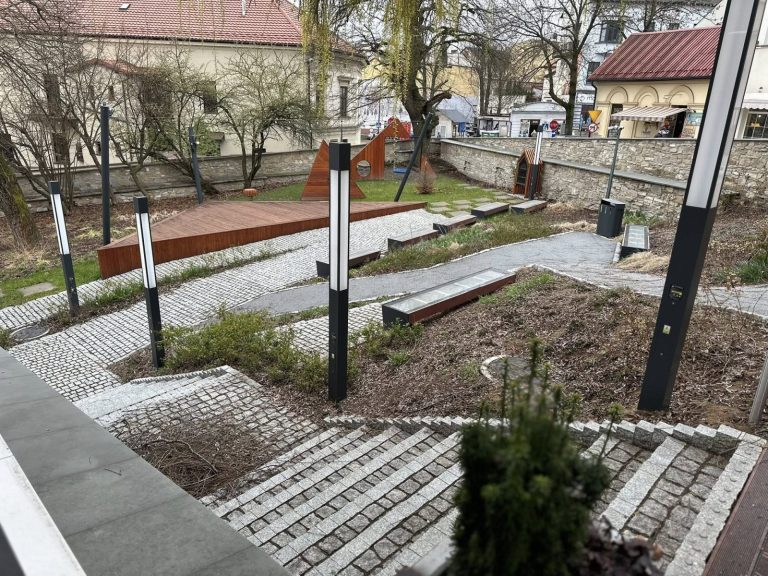 Ogród Pielgrzyma w Wadowicach otwarty – nowa zielona przestrzeń w centrum