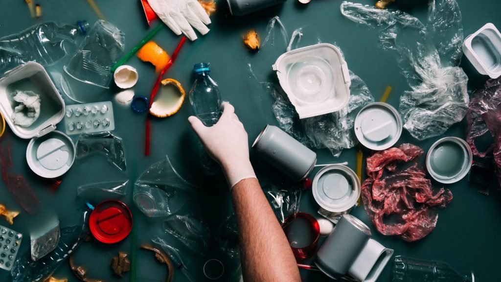 Od bioodpadów po materiały budowlane. Co wrzucamy do czarnego worka?