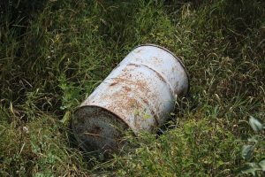 Poznań. Ponad 600 litrów porzuconych rozpuszczalników znaleziono w leśnictwie Mechowo