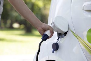 Polska wolniej elektryfikuje floty firmowe. Wyzwaniem ładowarki