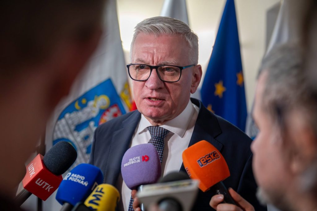 Poznań. Prezydent Jaśkowiak został obrzucony ciastem na sesji rady miasta